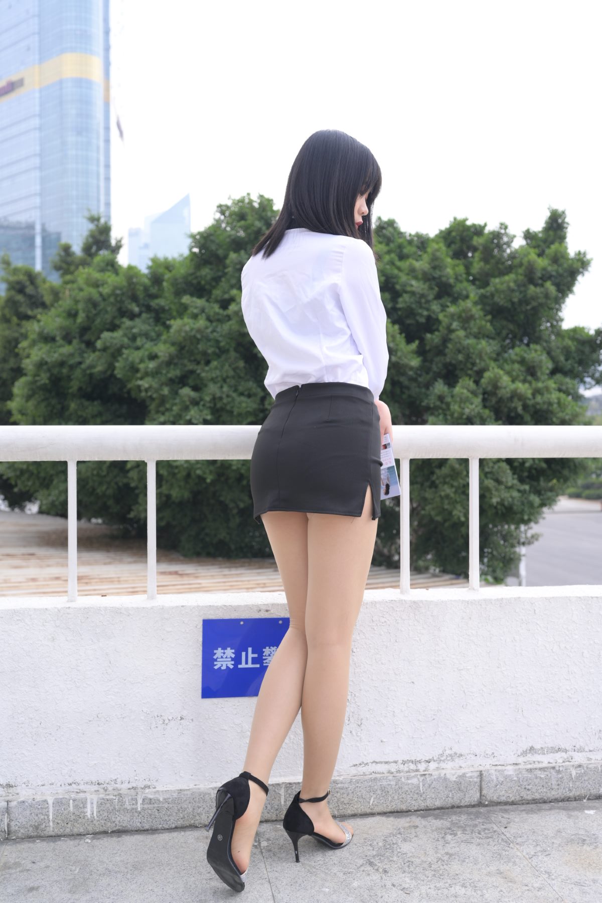 MoJing魔镜街拍 NO 084 程生街拍 商城推销美女长腿肉丝制服 A 066 2045511143.jpg