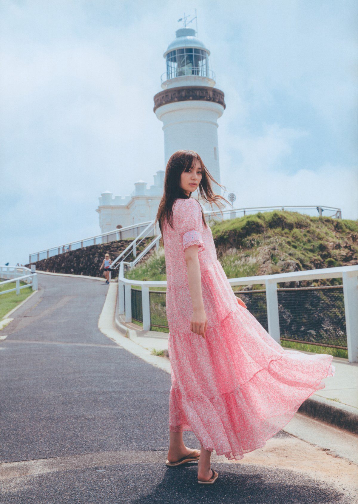 Photobook 2020 09 29 Minami Umezawa 梅澤美波 1st Photobook Near the dream 夢の近く B 00078 5004644815.jpg