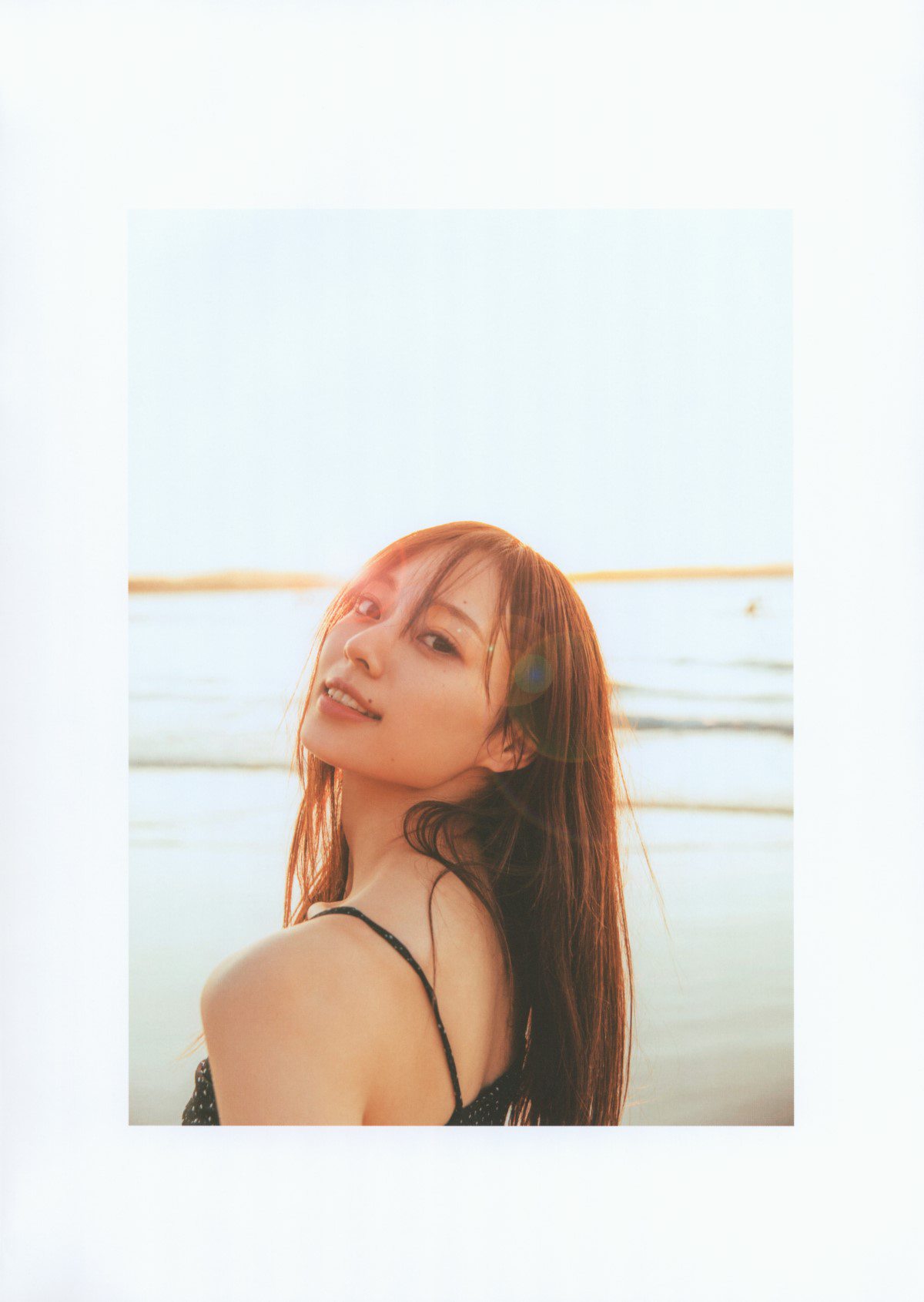 Photobook 2020 09 29 Minami Umezawa 梅澤美波 1st Photobook Near the dream 夢の近く B 00143 7444553399.jpg