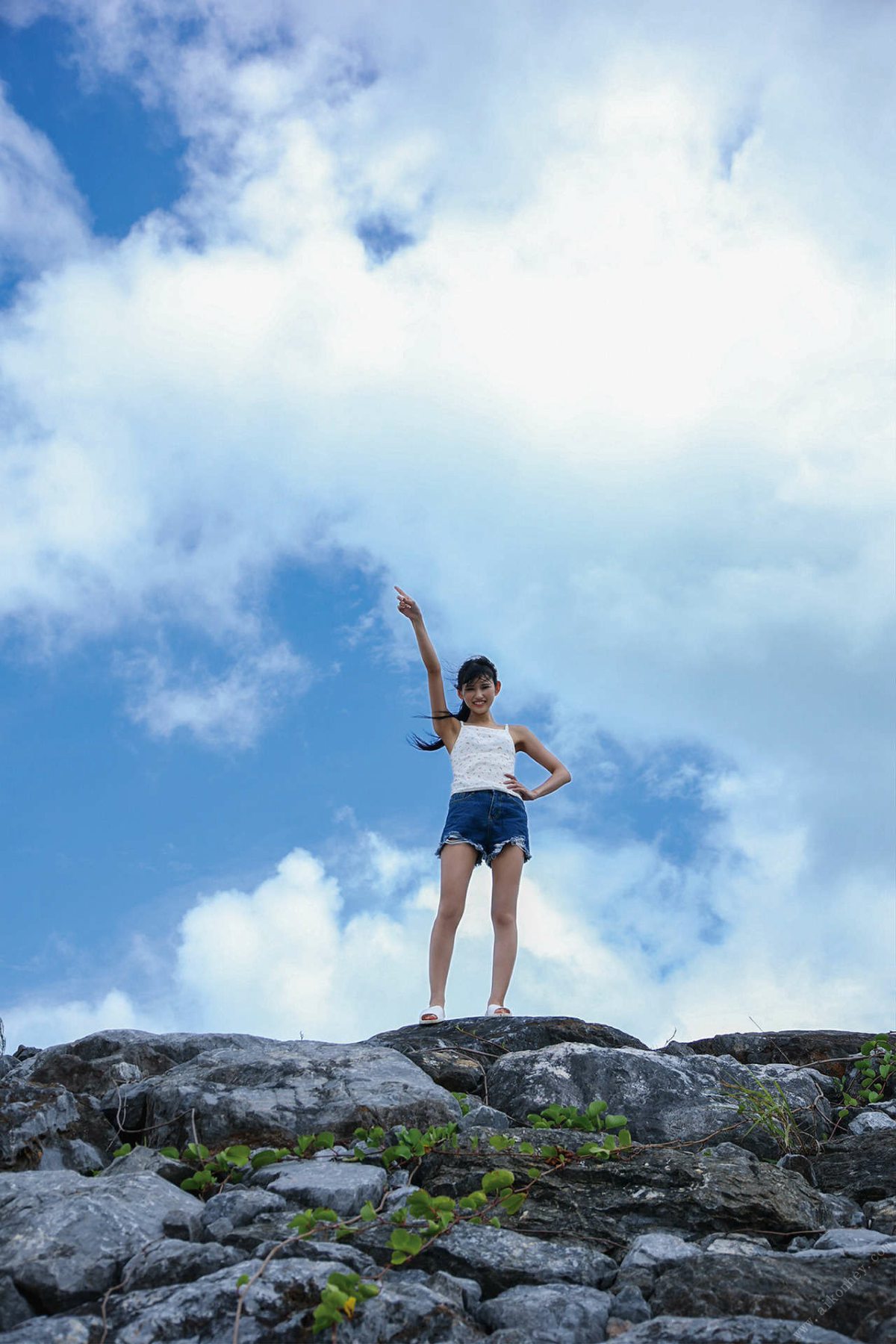 Photobook 2021 12 03 Umi Yatsugake 八掛うみ Be Fascinated By The Sea 海に見惚れて B 0076 6264839656.jpg