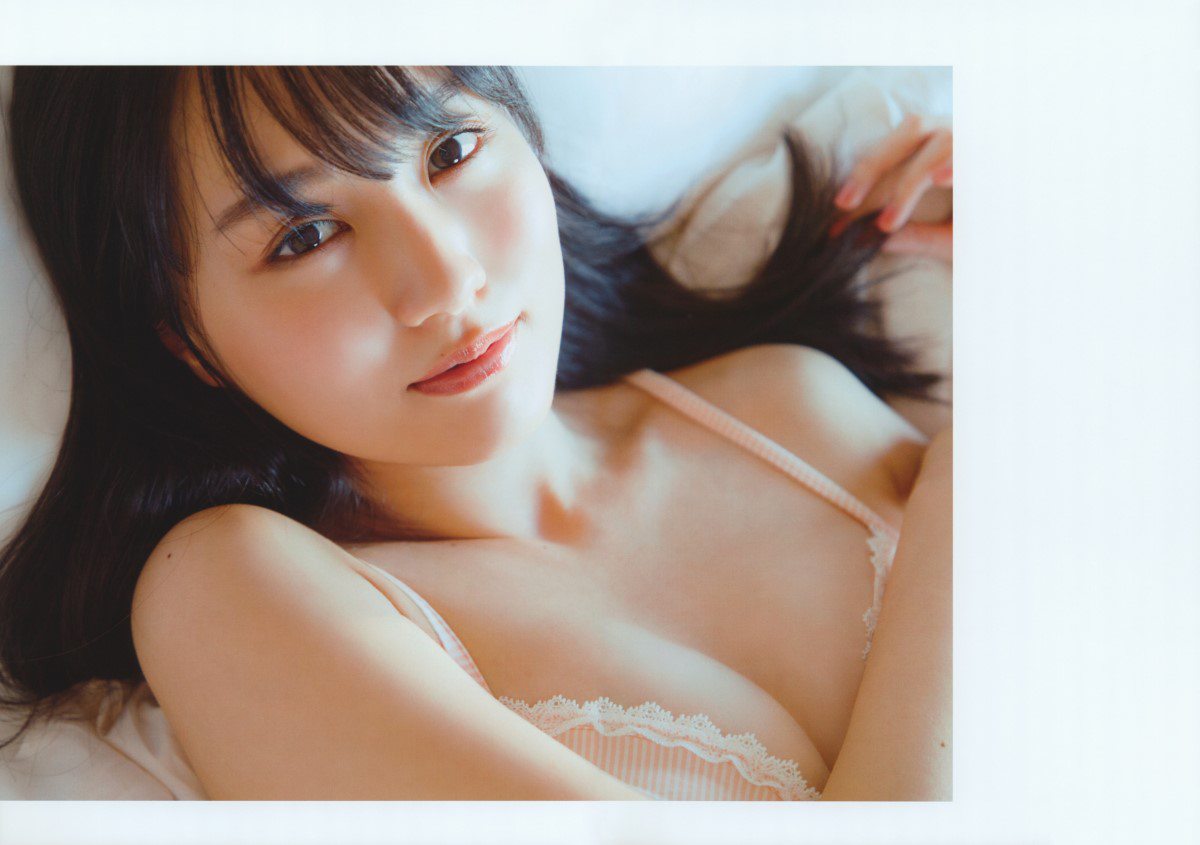 Photobook 2022 06 07 Haruka Kaki 賀喜遥香 1st Photobook Massara まっさら B 00142 143 Double Page 9902375844.jpg