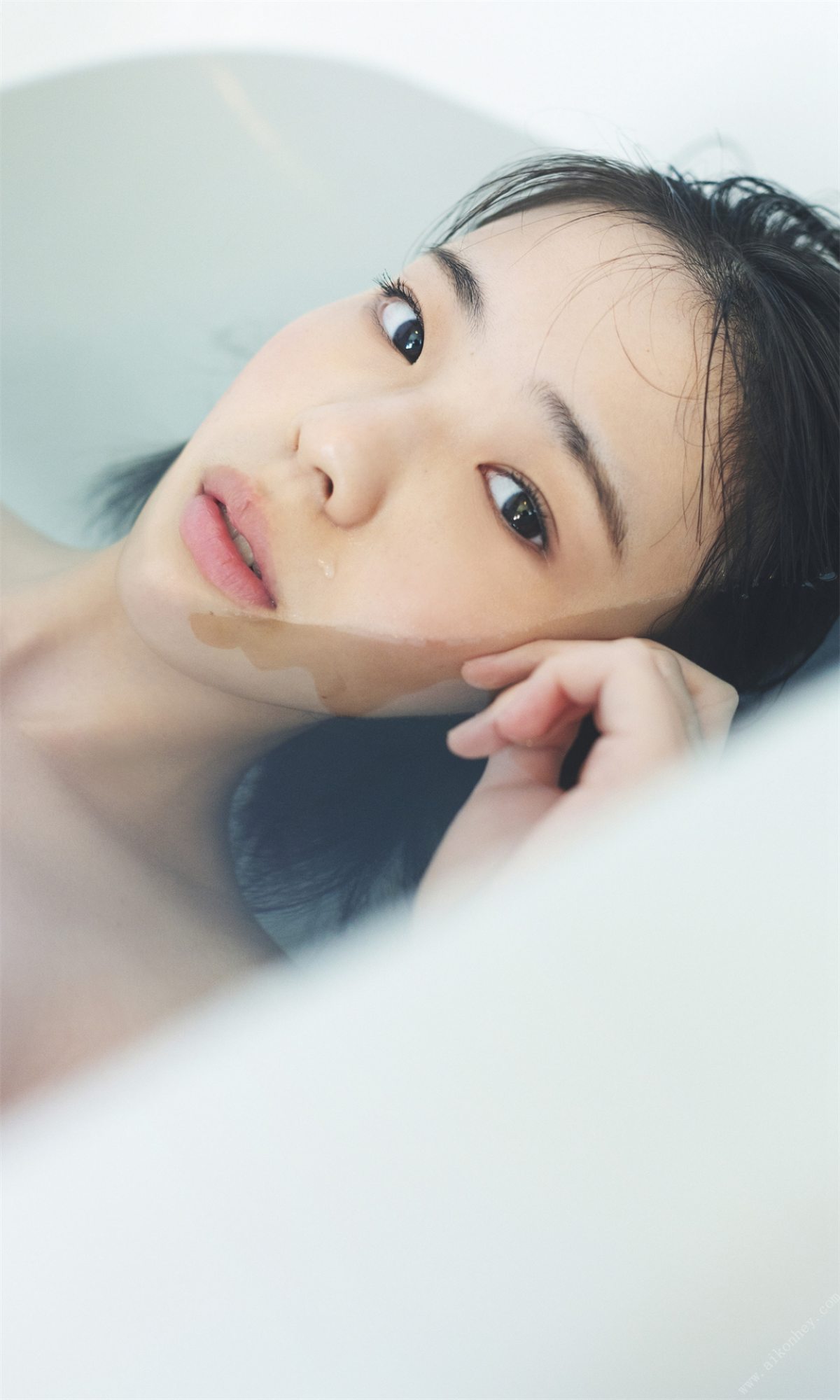 Weekly Photobook 2022 03 14 Hina Kikuchi 菊地姫奈 Harumeku honomeku 春めく、ほのめく 0057 8954156265.jpg