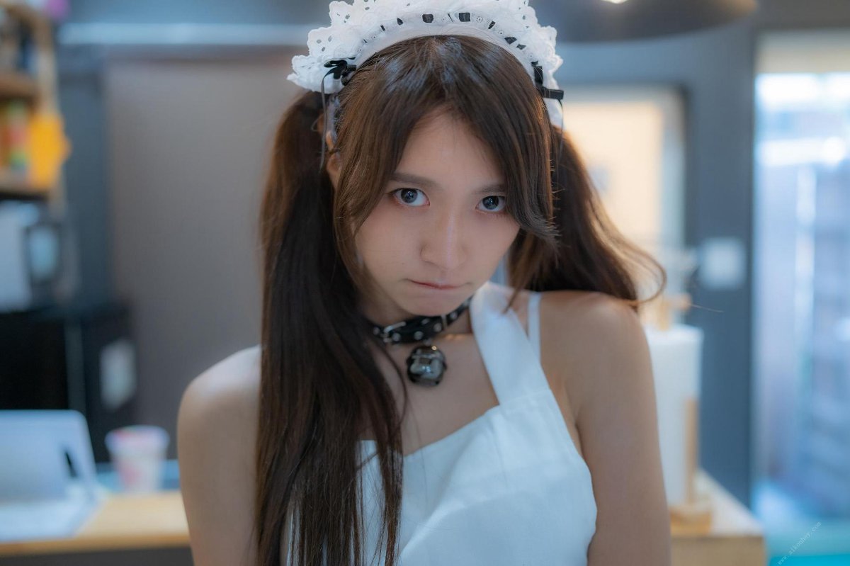 Photobook Aimi あいみ The maid who suddenly came to my house has no motivation 僕の家に突然やって来たメイドは、全くやる気がない 2021 10 15 A 0005 8250936181.jpg