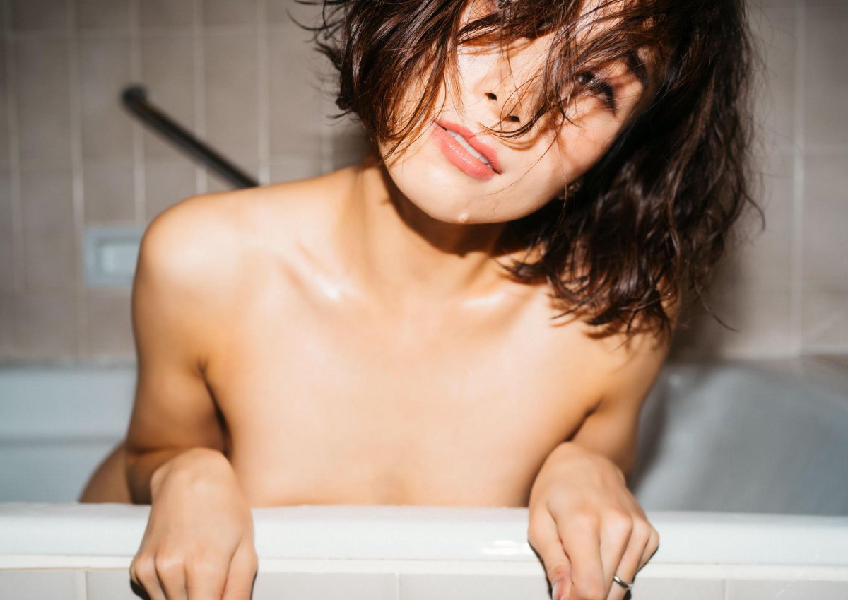 Photobook Eimi Hanamura 花村映実 Woman living in a hotel ホテルに住むオンナ 2020 11 11 B 0038 0261800414.jpg