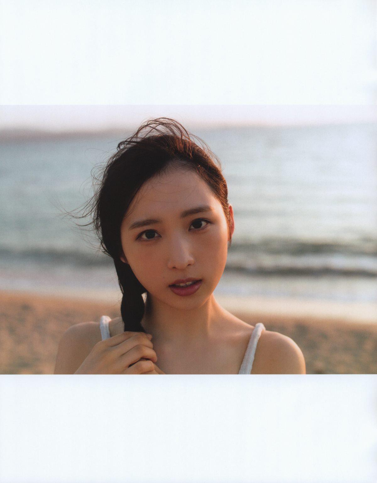 Photobook Yui Oguri 小栗有以 1st Photobook From the day I met you 君と出逢った日から 2022 01 18 0050 5696995202.jpg