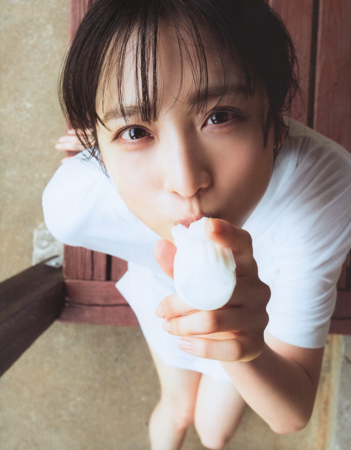 Photobook Yui Oguri 小栗有以 1st Photobook From the day I met you 君と出逢った日から 2022 01 18 0081 2166635204.jpg