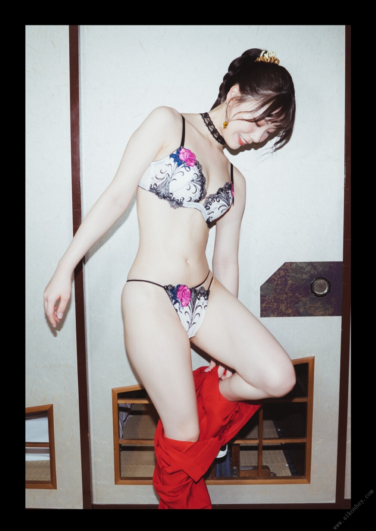 Photobook 2022 08 26 Mio Ishikawa 石川澪 Escape 0043 9723477303.jpg