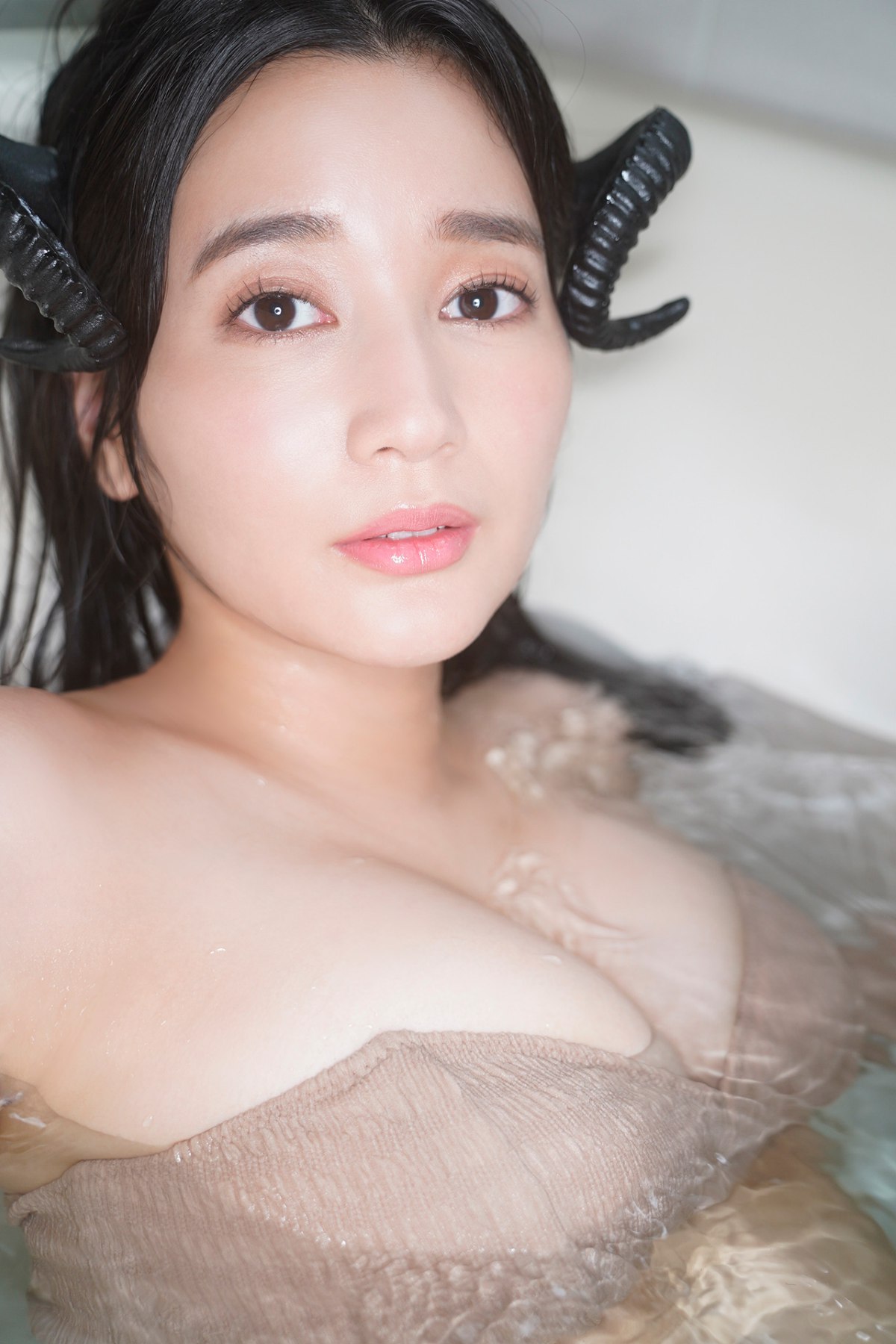 Photobook Arisa Deguchi 出口亜梨沙 One Day A Succubus Settled In 0011 5253686881.jpg