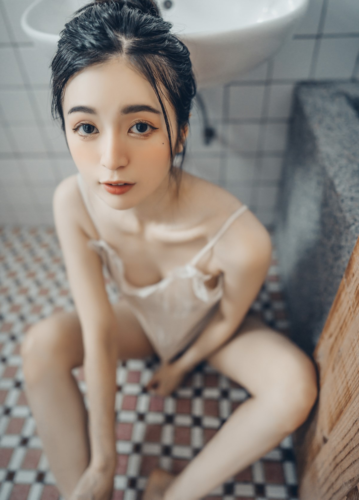 Chen Chen 辰辰 Angel In The Bathroom 0021 6858030571.jpg
