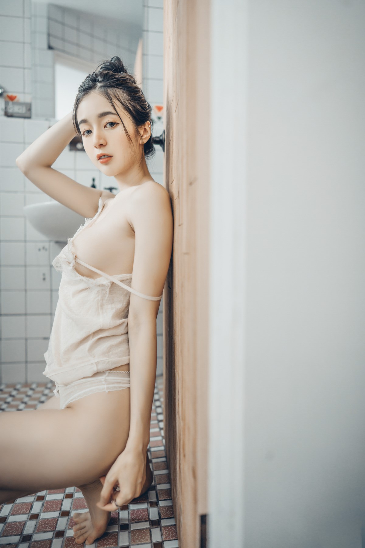Chen Chen 辰辰 Angel In The Bathroom 0023 4295811000.jpg