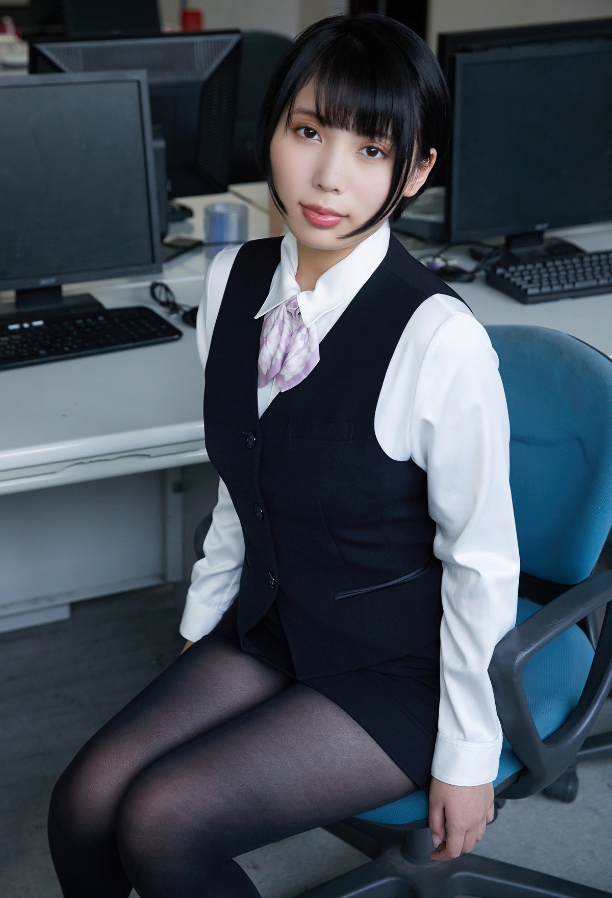 Photobook 2019 06 01 Kaoru Yasui 安位薫 A New Employee Yasui san 0007 1860390350.jpg