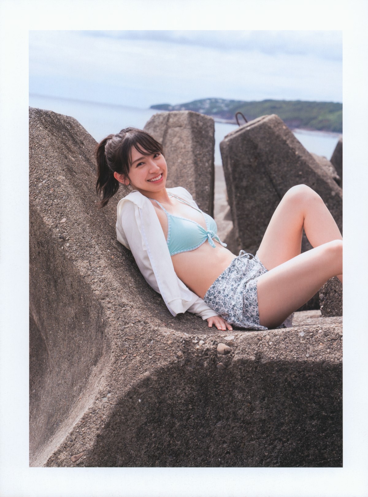 Photobook 2022 12 20 Miku Kanemura 金村美玖 1st Photobook Compass B 0062 3205445877.jpg