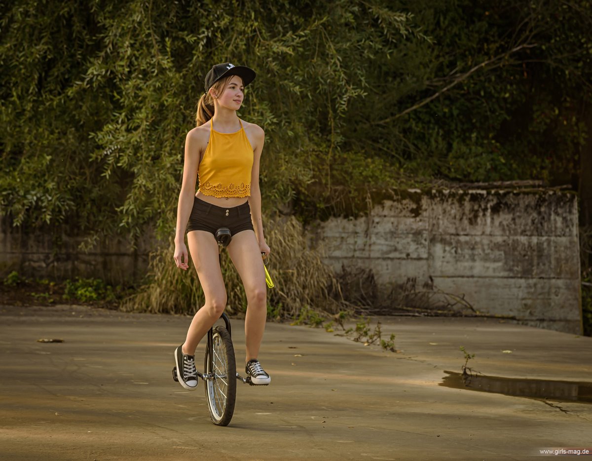 Girls Mag Annika Bubbles on a Unicycle 0031 7765384181.jpg