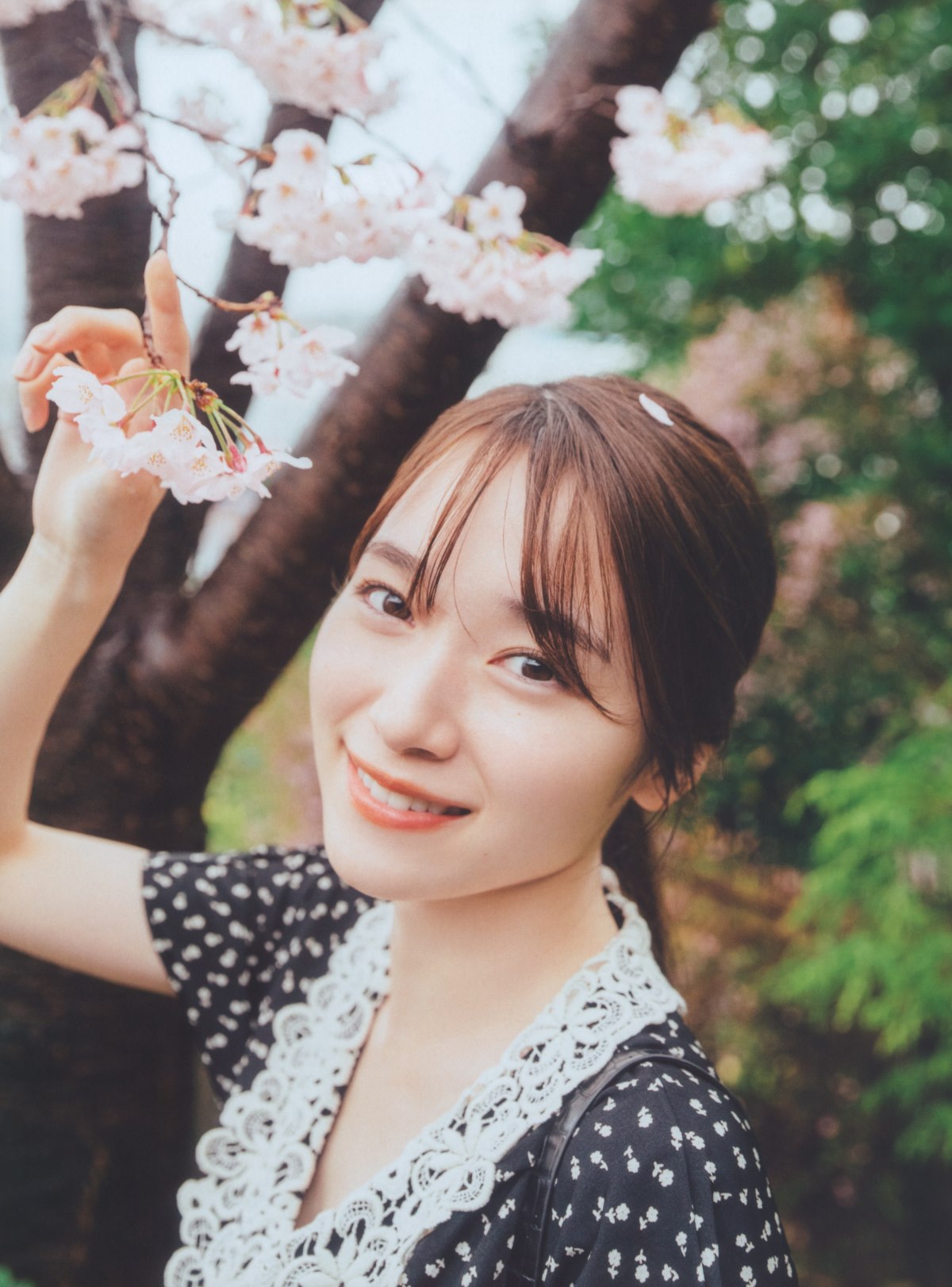 Photobook 2022 08 23 Rena Moriya 守屋麗奈 1st Photobook Egao No Guu Choki Paa 0010 6591050366.jpg