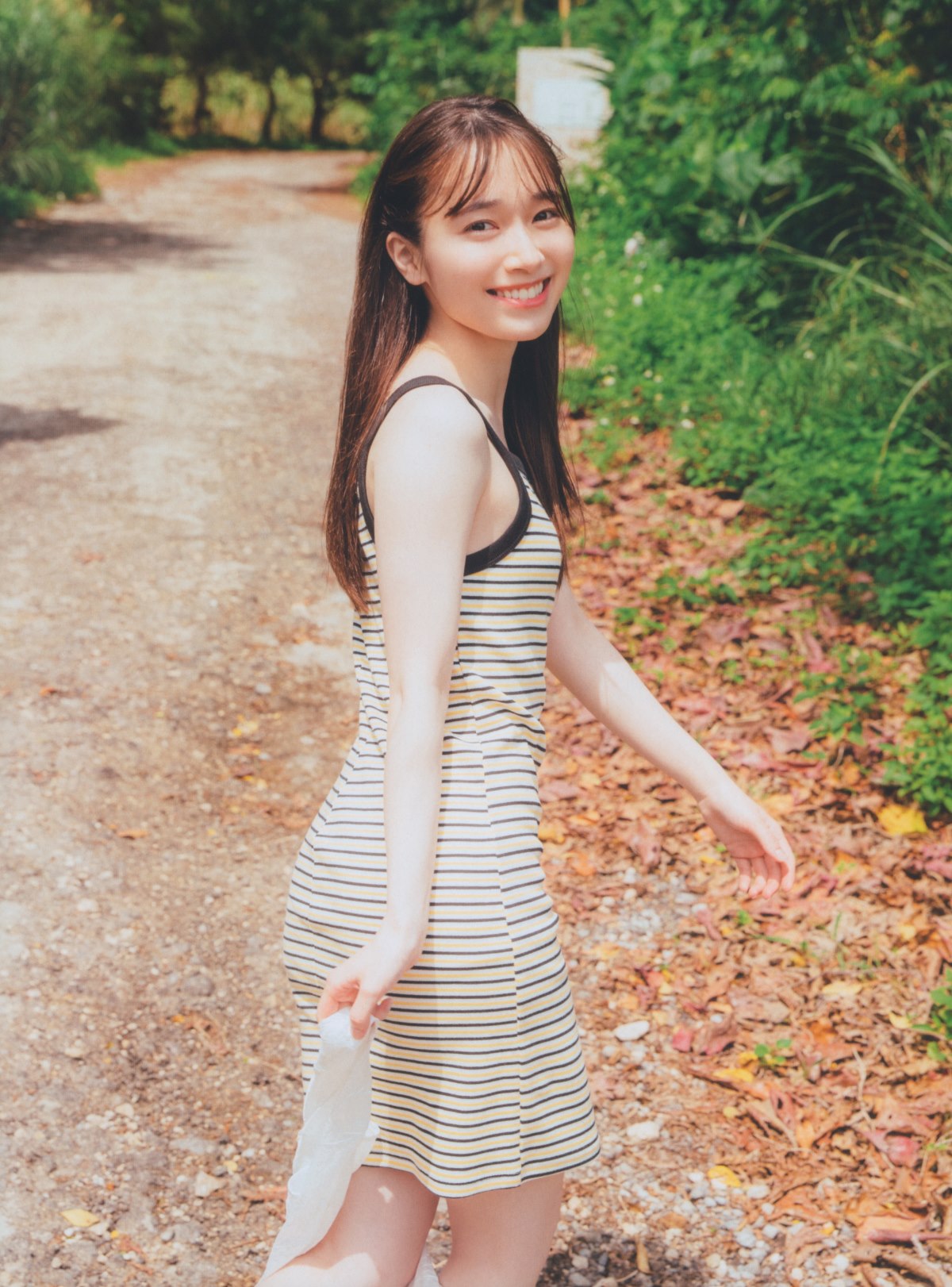 Photobook 2022 08 23 Rena Moriya 守屋麗奈 1st Photobook Egao No Guu Choki Paa 0040 3590440283.jpg