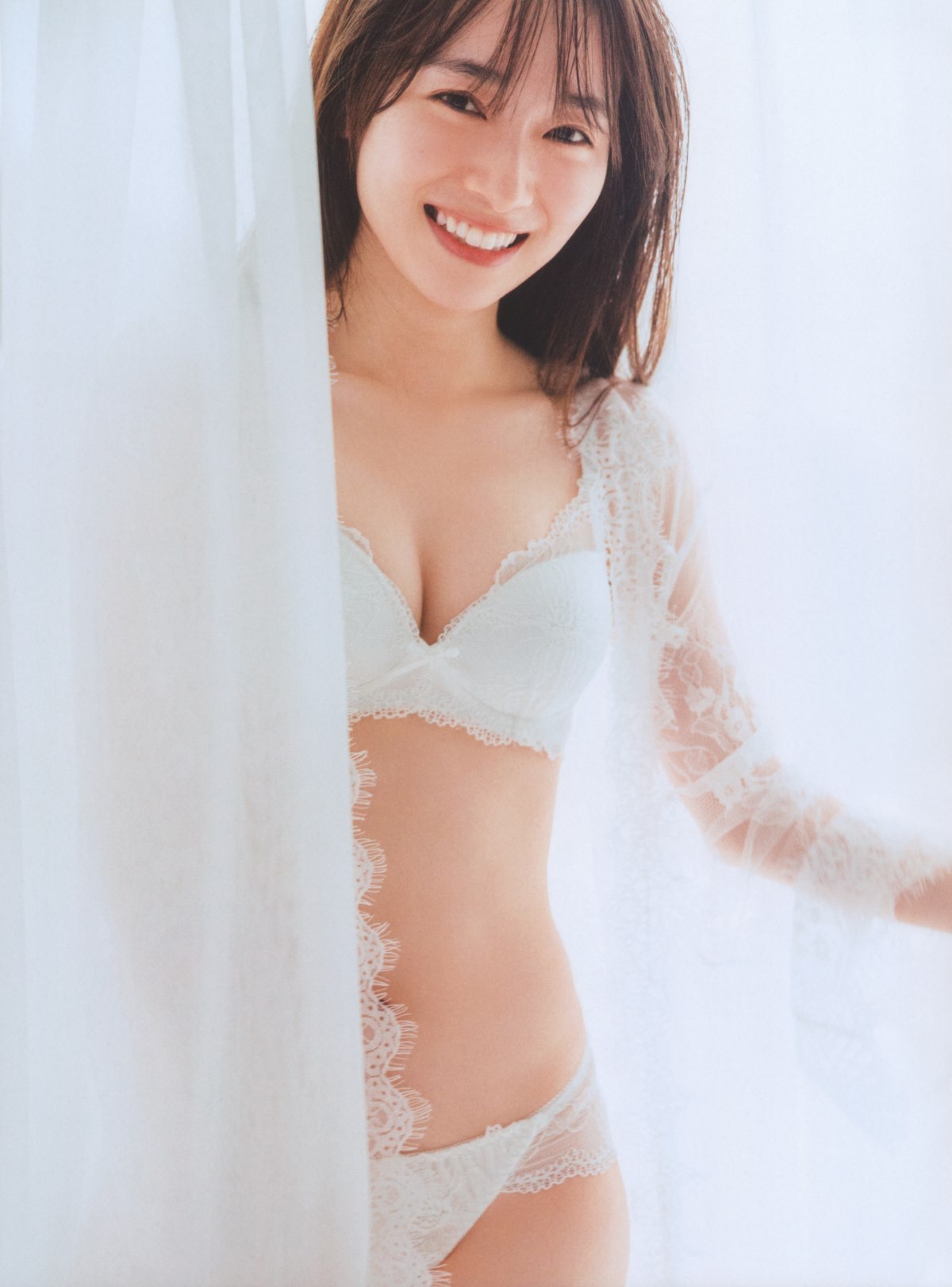 Photobook 2022 08 23 Rena Moriya 守屋麗奈 1st Photobook Egao No Guu Choki Paa 0056 3986546986.jpg