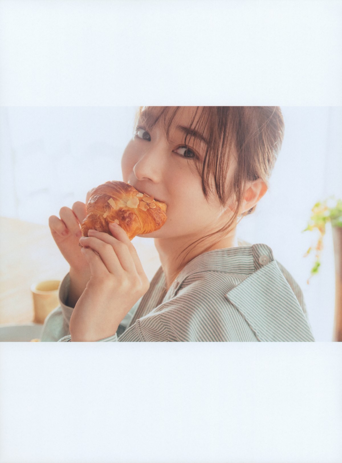 Photobook 2022 08 23 Rena Moriya 守屋麗奈 1st Photobook Egao No Guu Choki Paa 0137 4770976973.jpg