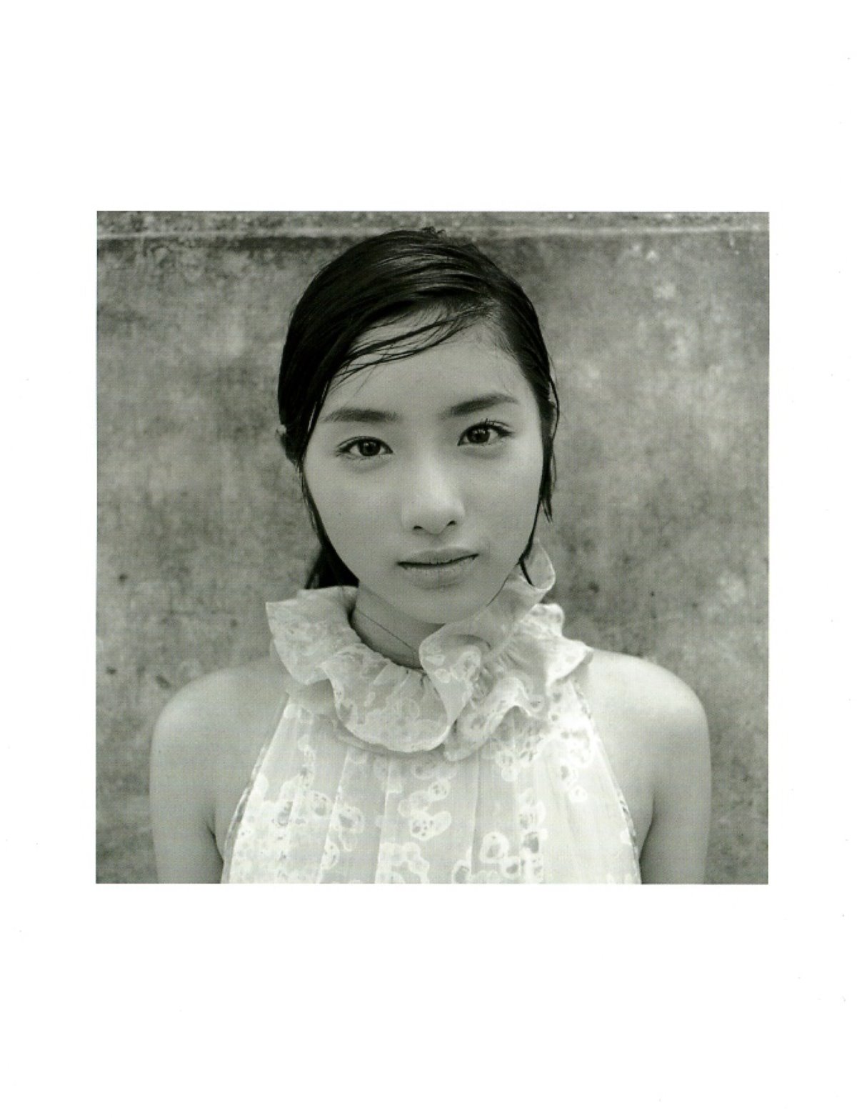 Photobook Satomi Ishihara 石原さとみ Tayutai 0088 3612216616.jpg
