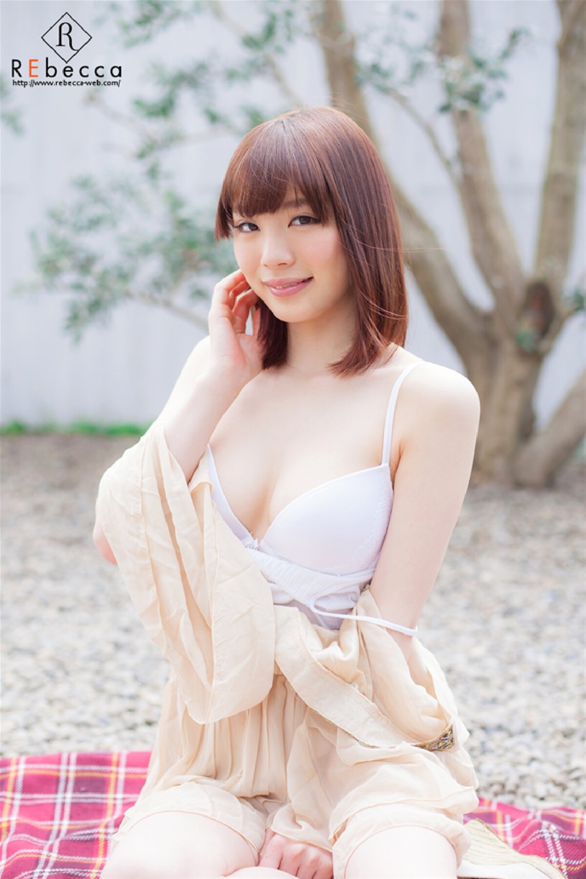 Photobook Suzumura Airi 鈴村あいり Tones Played By White Bells 0006 2964287918.jpg