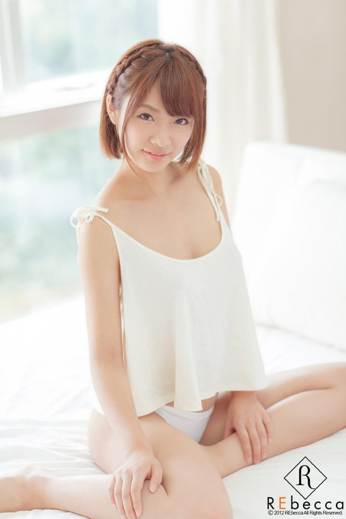 Photobook Tsubasa Aizawa 逢沢つばさ Flapping While Shining 0059 0801370092.jpg