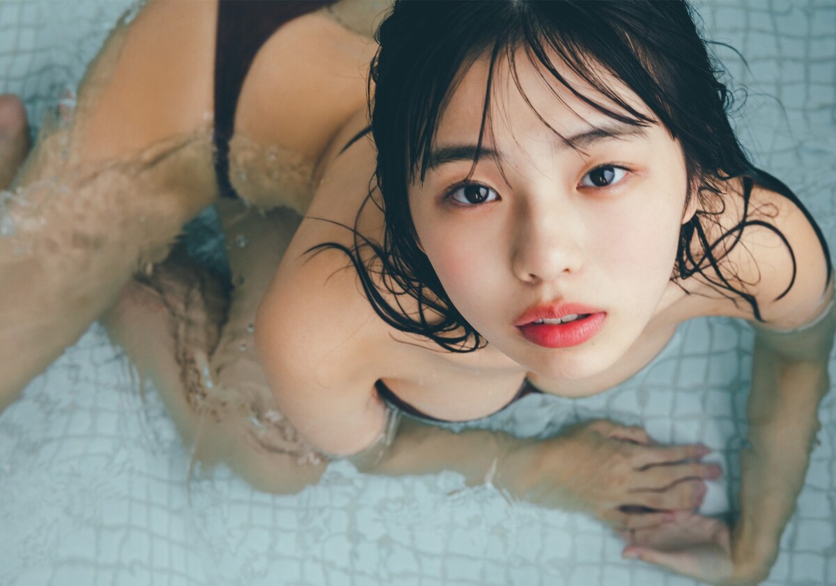 Photobook Hina Kikuchi 菊地姫奈 Photobook Moment B 0014 5038430900.jpg