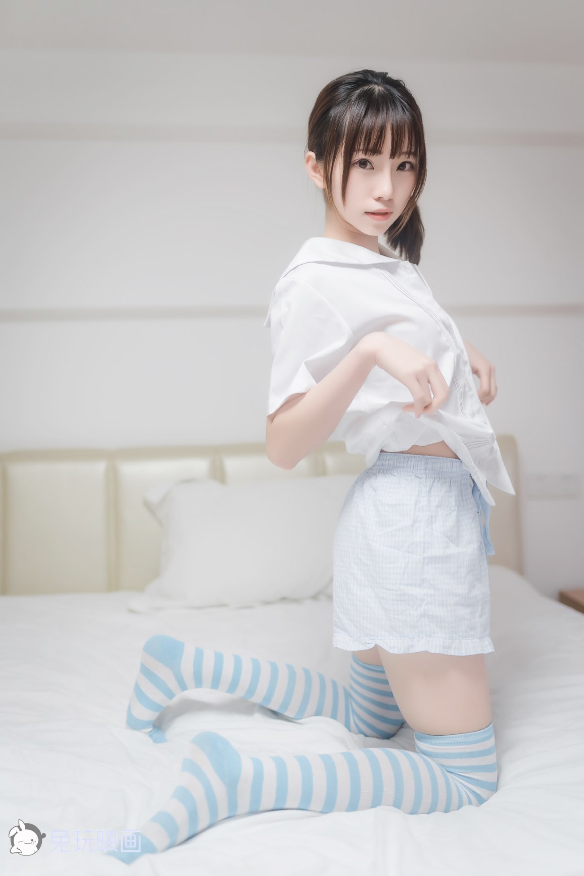 Coser@兔玩映画 Vol 049 蓝白条纹袜 0017 5090512733.jpg