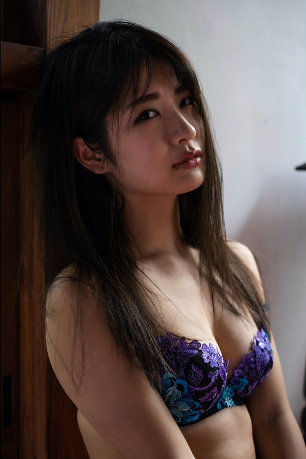 Photobook 2021 12 10 Aoi Mizutani 水谷あおい Blue Sunbeams 0033 2453736139.jpg