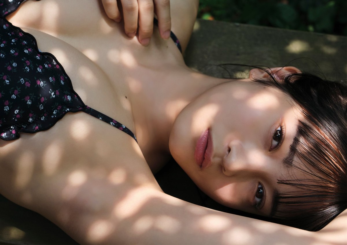 BRODY Photobook 2021 11 11 Nanako Kurosaki 黒嵜菜々子 That Girl Is Natural 0013 9616139260.jpg
