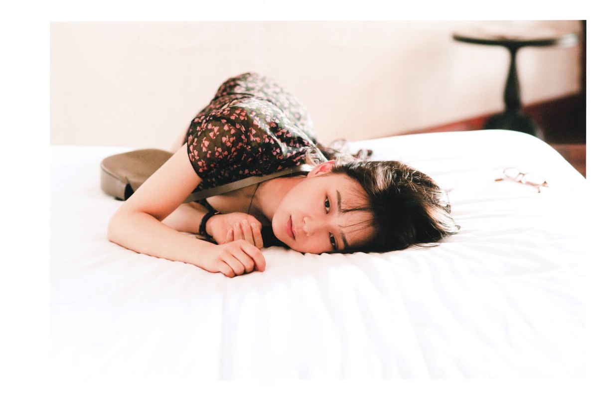 Photobook 2020 11 10 Ayane Suzuki 鈴木絢音 1st Photobook The Angle Of The Light 0016 4740109264.jpg