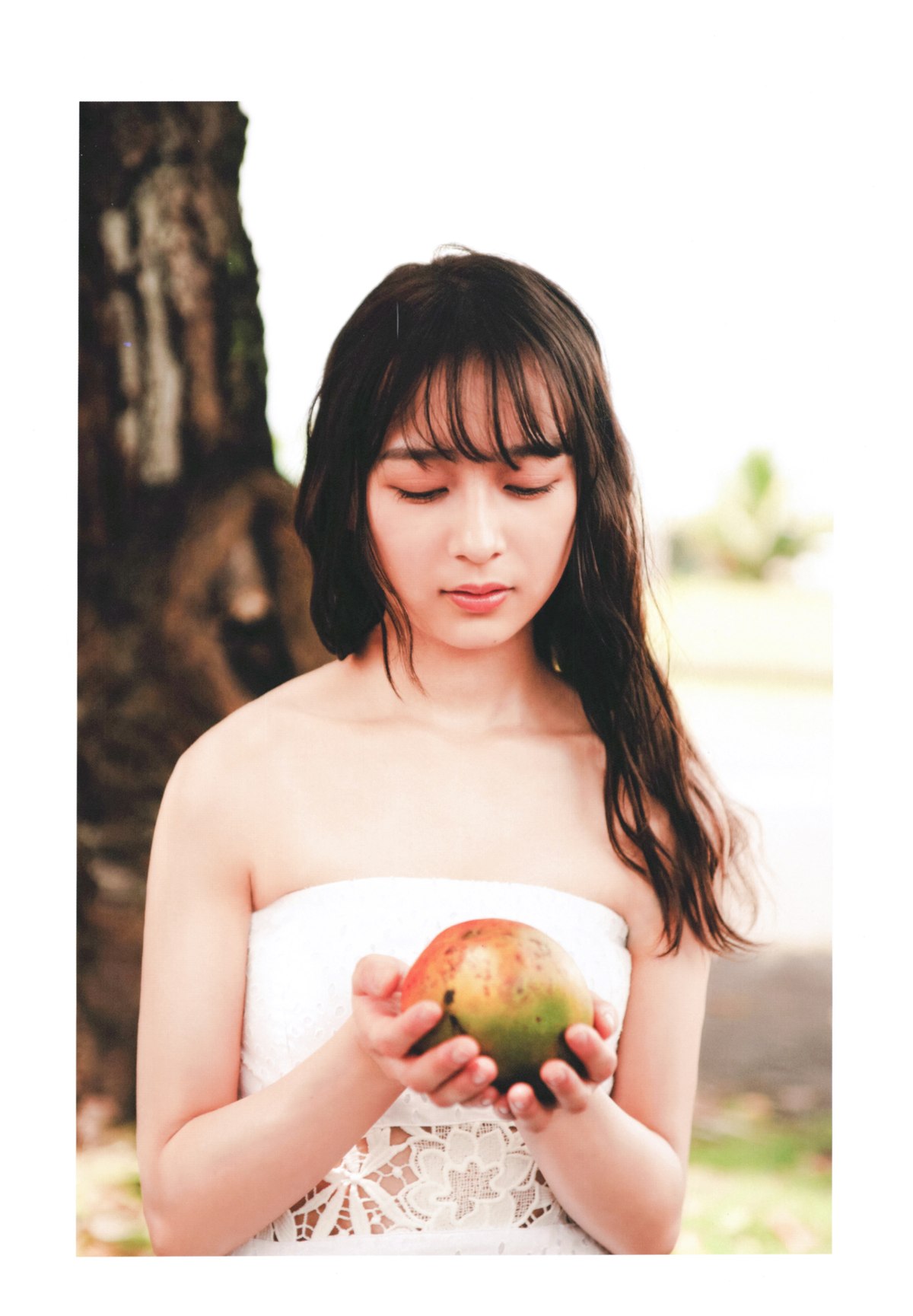 Photobook 2020 11 10 Ayane Suzuki 鈴木絢音 1st Photobook The Angle Of The Light 0017 9861055882.jpg