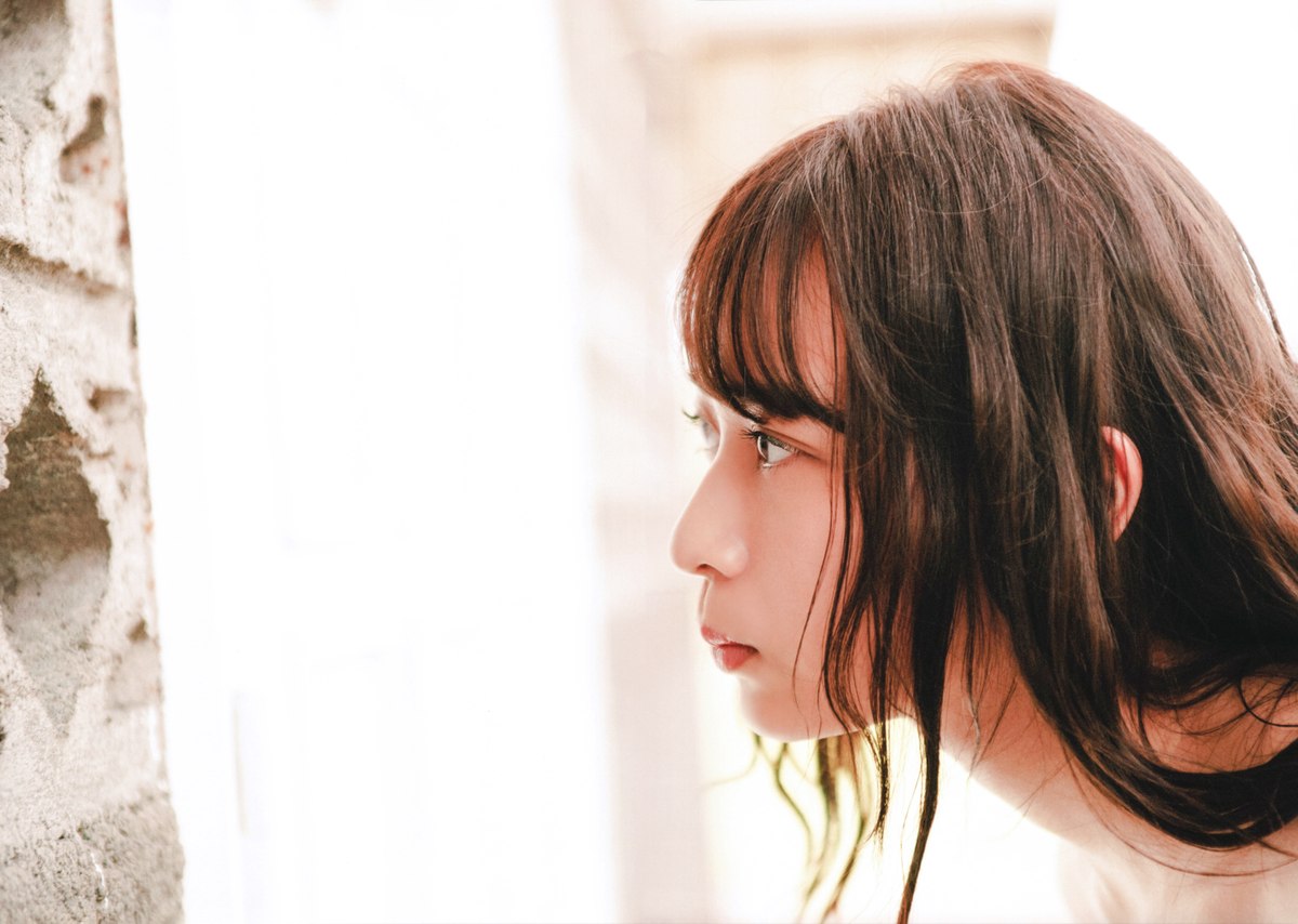 Photobook 2020 11 10 Ayane Suzuki 鈴木絢音 1st Photobook The Angle Of The Light 0019 5885670702.jpg