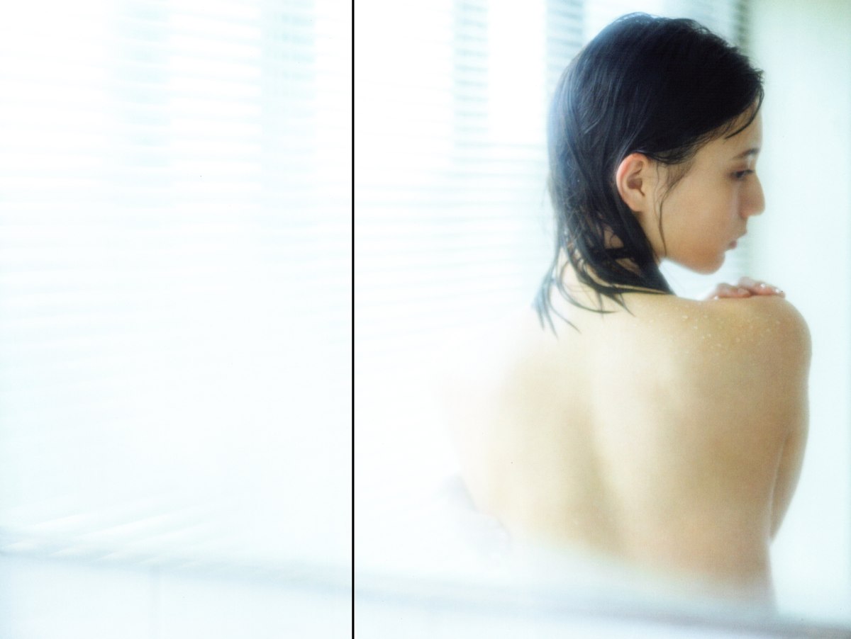 Photobook 2021 06 29 Nao Kosaka 小坂菜緒 1st Photobook Who Are You A 0036 4297167093.jpg