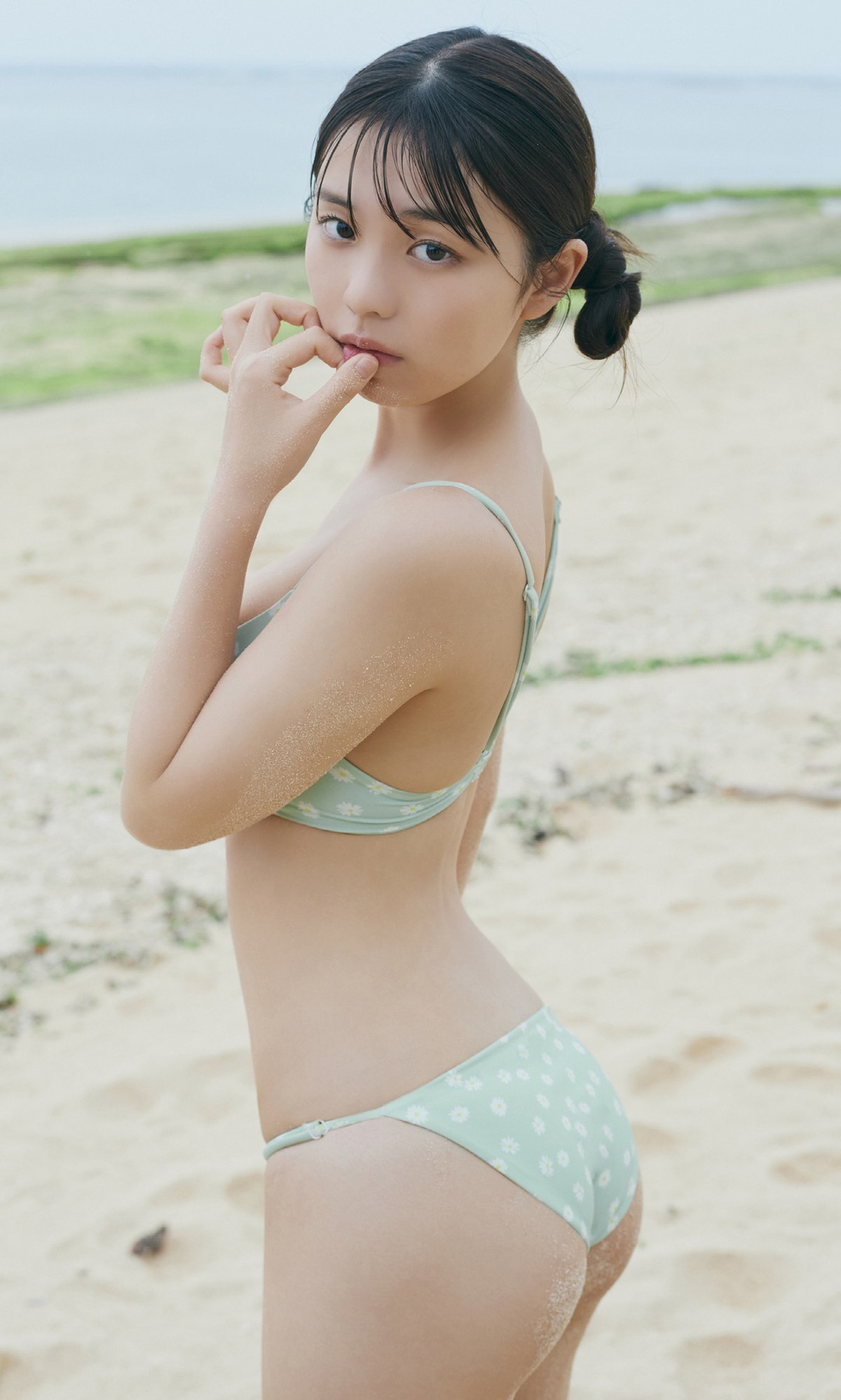 Weekly Photobook 2023 08 07 Hina Kikuchi 菊地姫奈 Enjoy 18 Year Old Summer Vacation 0063 1710218808.jpg
