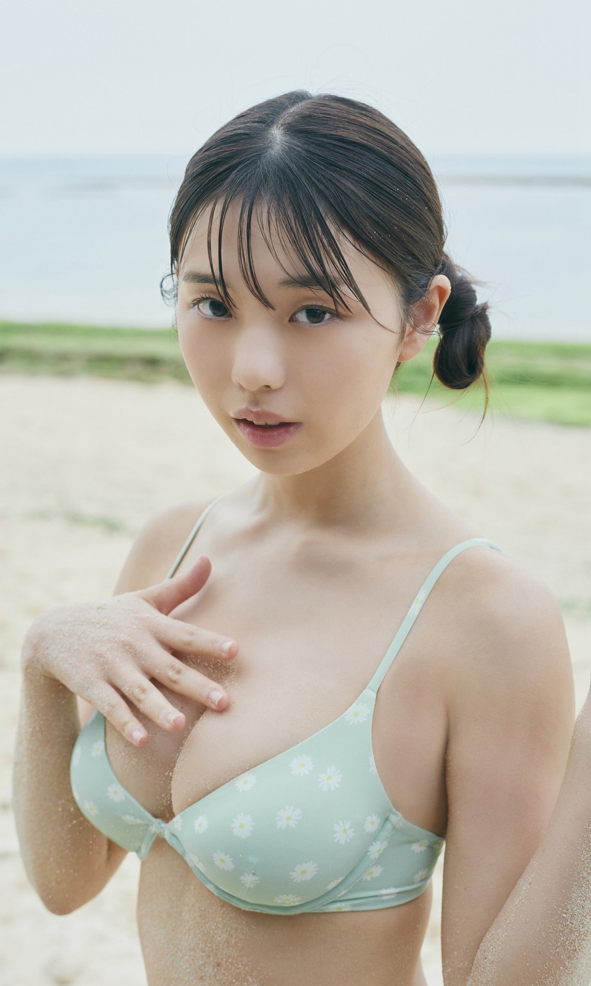 Weekly Photobook 2023 08 07 Hina Kikuchi 菊地姫奈 Enjoy 18 Year Old Summer Vacation 0069 3014254111.jpg