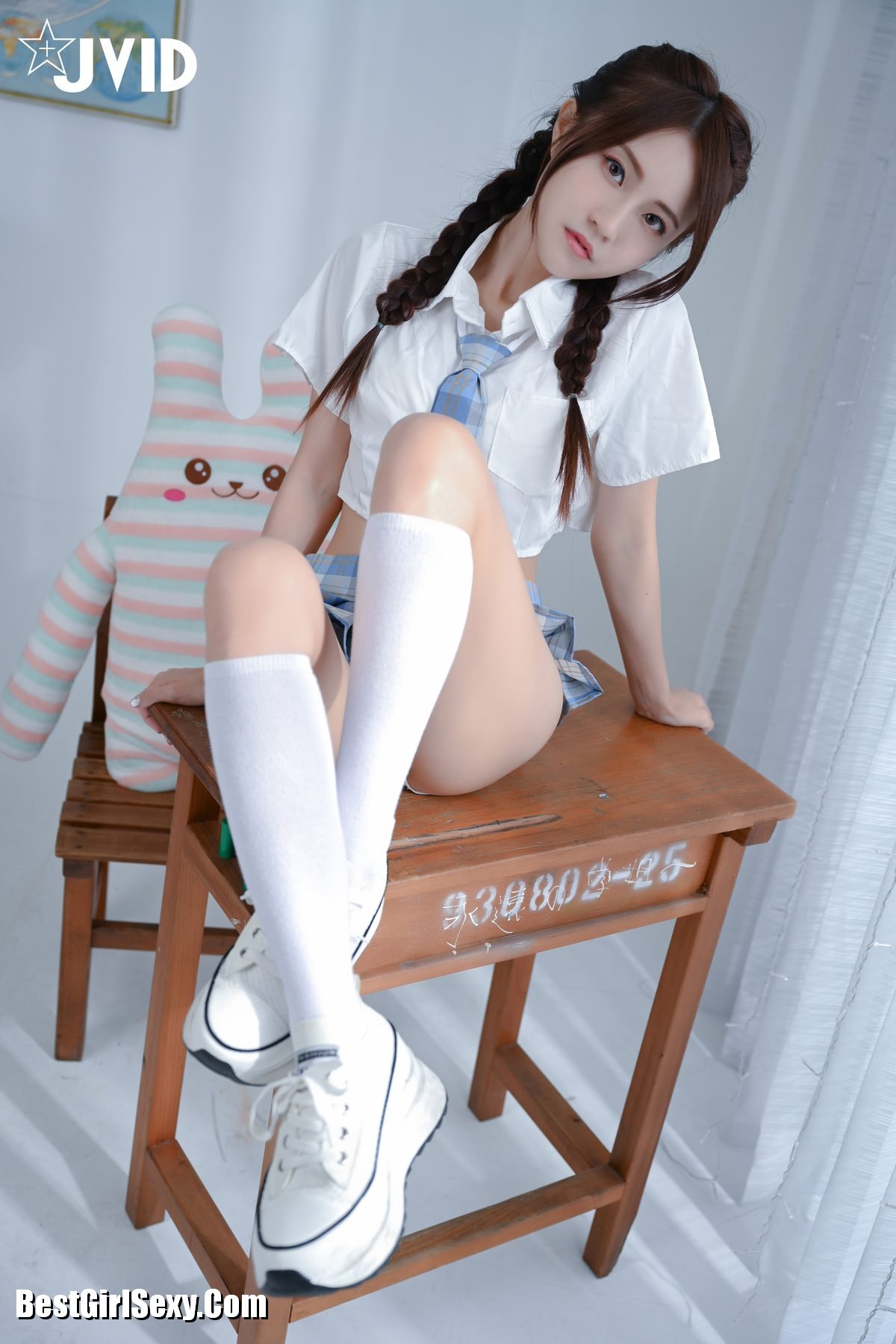 JVID Jia Jia Er 佳佳兒 Little Girl Taking Off Her School Uniform 0038 1726721911.jpg