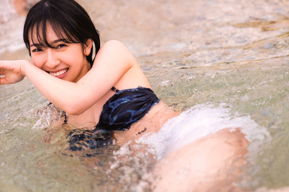 Kanemura Miku 1st Photobook v2 B 0036 4974430277.jpg