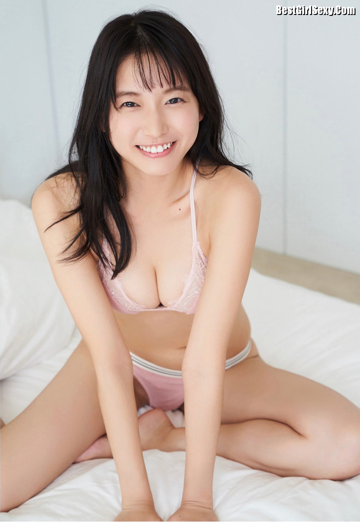 FRIDAY Shida Nene 志田音々 Active Female College Students First Bikini Vol 3 B 0052 5586791891.jpg