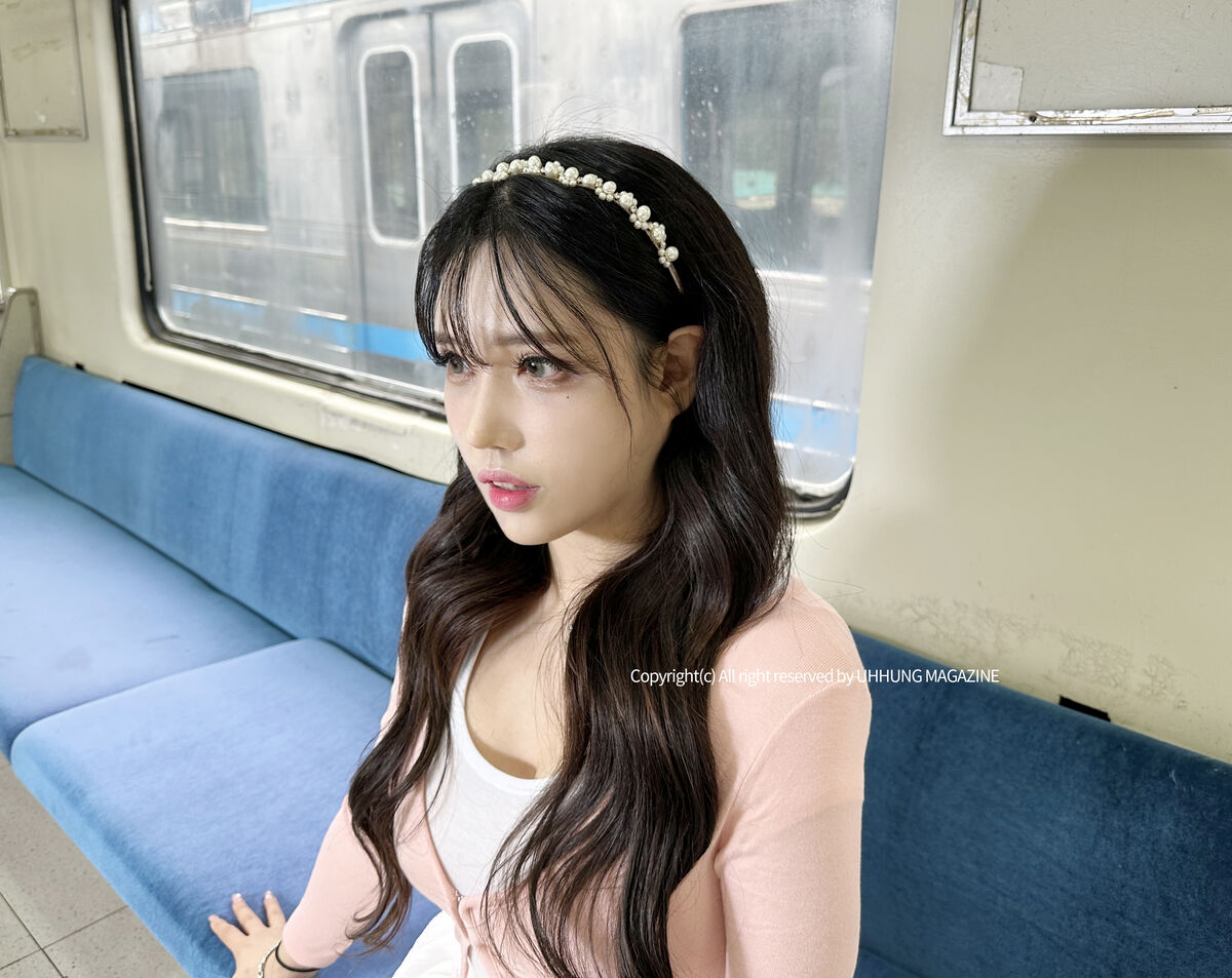 UHHUNG MAGAZINE Hani 하니 The Girlfriend On The Subway Part1 0003 0416314356.jpg