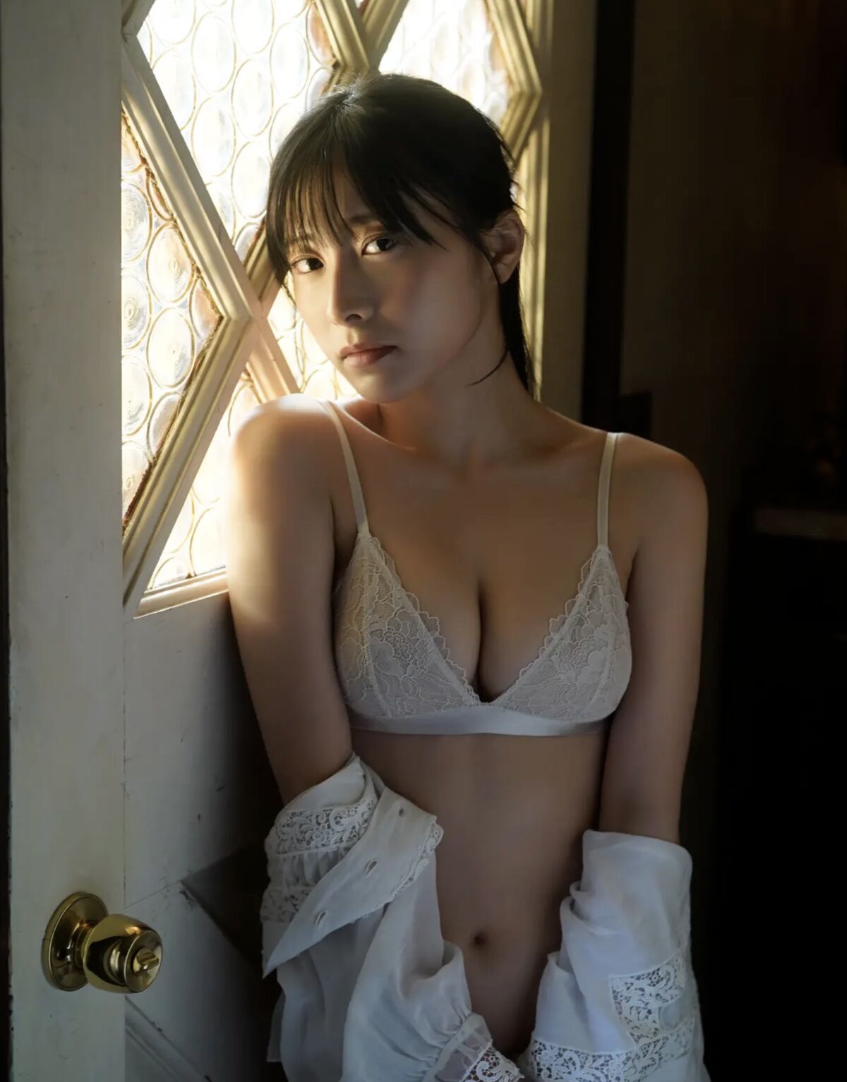 Photobook Shiomi Matoi 汐見まとい 至高のヴィーナス Friday Gold 0007 9909907544.jpg